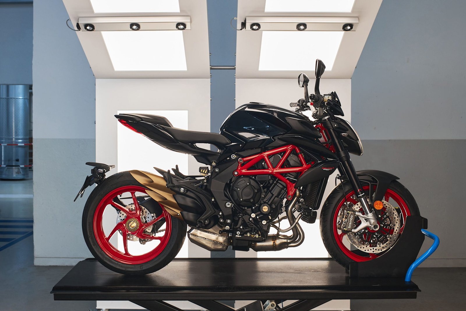 MV Agusta Brutale 800 בצבע Nero Carbonio